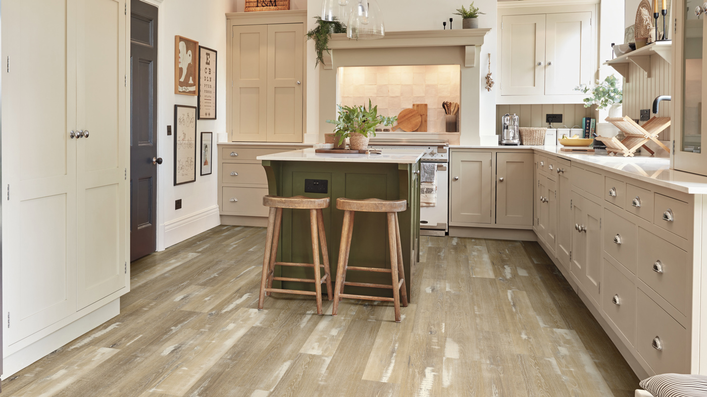 Blond Farmhouse Oak VGW136T | SCB136 floors in a rustic country kitchen Van Gogh